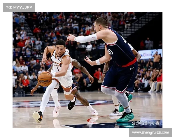 布克如何在比赛中巧妙应对身体对抗提升个人表现与球队竞争力